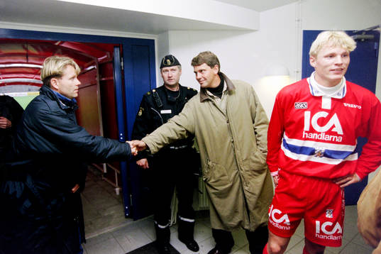 Mats Jingblad, tränare i Halmstad hälsar på göteborgs