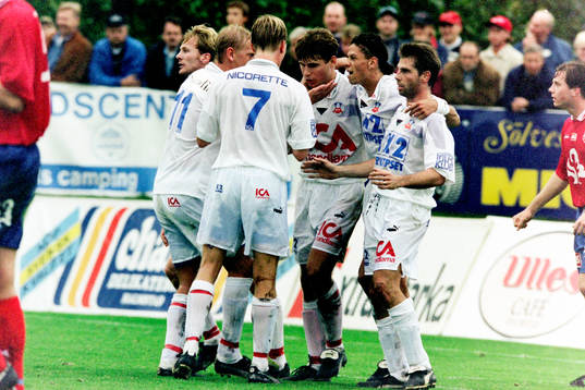 Målskytten Andreas Jakobsson, Helsingborg kramas om