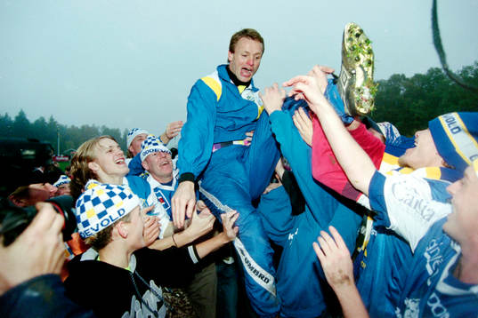 Torbjörn Nilsson, tränare i Oddevold hissas