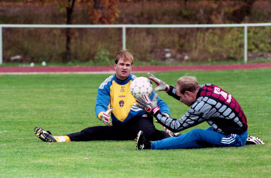 Målvakterna Thomas Ravelli och Bengt Andersson tränar