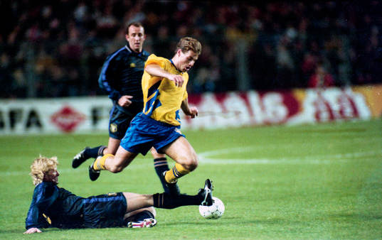 Niklas Gudmundsson undviker en glidtackling