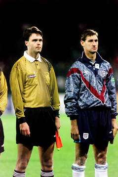 Martin Ingvarsson, Sverige ass. domare och Tony Adams,