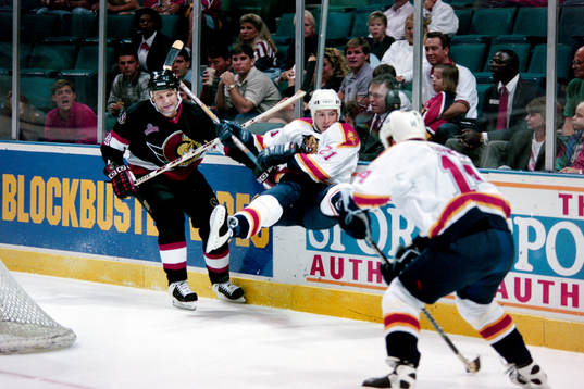 Tom Fitzgerald, Florida Panthers.´trycks upp i sargen