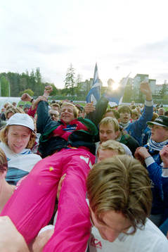 Umeås tränare Jan Westerlund hissas