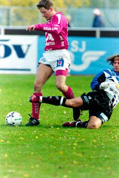 Magnus Wikman med en glidtackling