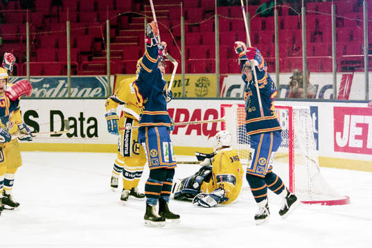 Pucken i mål bakom Kenneth Johansson, målvakt i HV71.