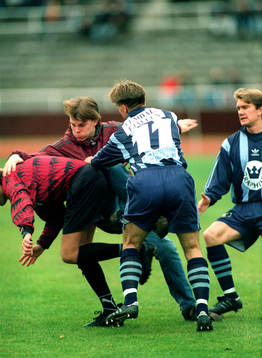 Matchen fick avbrytas p g a att en supporter anföll