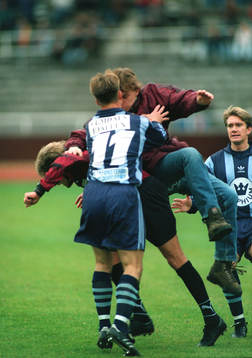 Matchen fick avbrytas p g a att en supporter anföll