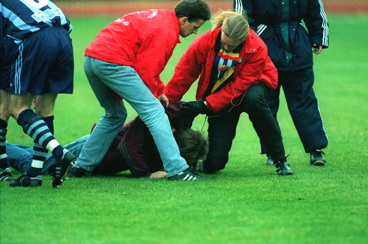 Matchen fick avbrytas p g a att en supporter anföll