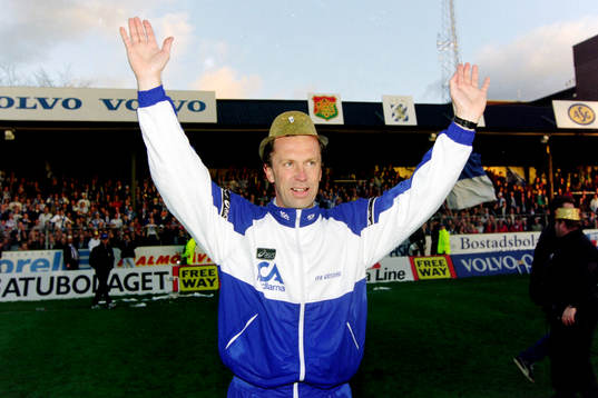Roger Gustafsson, tränare i Göteborg jublar