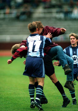 Matchen fick avbrytas p g a att en supporter (Terror-Tommy)