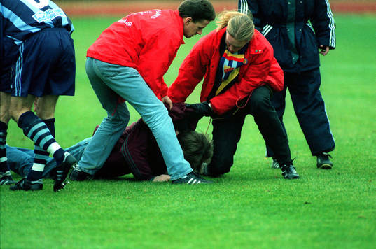 Matchen fick avbrytas p g a att en supporter (Terror-Tommy)