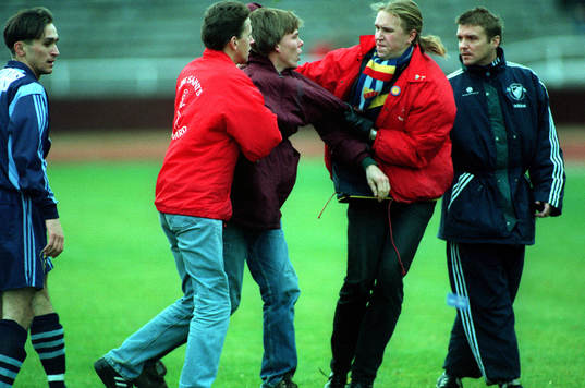 Matchen fick avbrytas p g a att en supporter (Terror-Tommy)