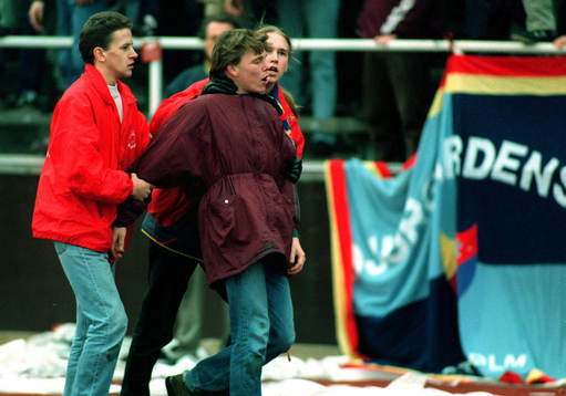 Matchen fick avbrytas p g a att en supporter (Terror-Tommy)