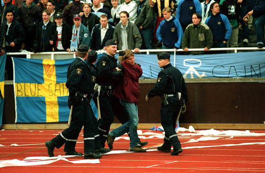 Matchen fick avbrytas p g a att en supporter (Terror-Tommy)