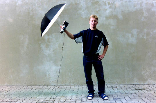Robert Andersson, Halmstad fotograferas med blixt