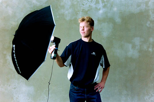 Robert Andersson, Halmstad fotograferas med blixt