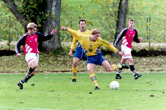 Mattias Jonson, Sverige med bollen. Bakom honom syns Ole