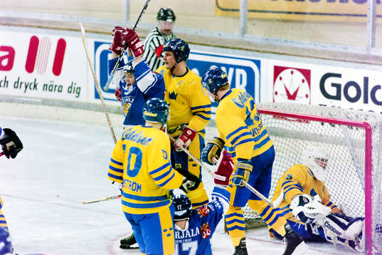 Pucken i mål bakom Boo Ahl, målvakt i Sverige och jubel i