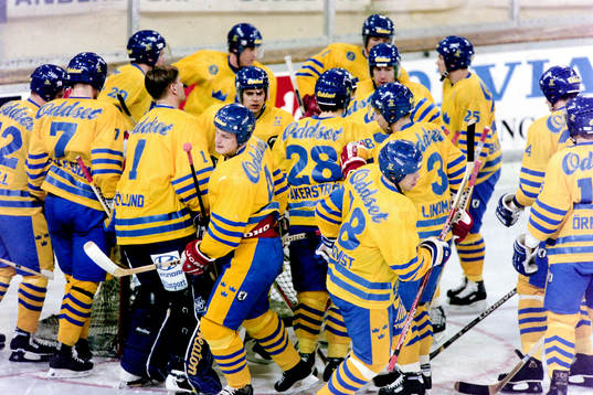 Samling runt Boo Ahl, målvakt i Sverige innan matchstart