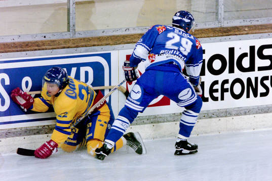 Håkan Åhlund, Sverige på knä