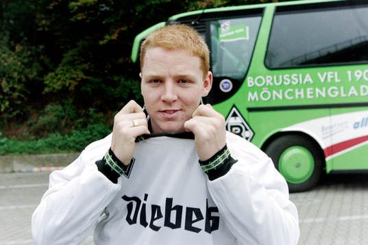 Jörgen Pettersson utanför spelarbussen