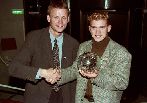 Jesper Blomqvist, årets mål gratuleras av Torbjörn