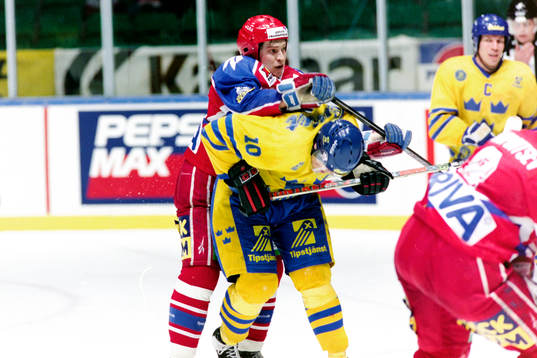 Tomas Holmström, Sverige attackeras bakifrån