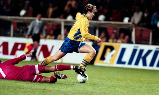 Tomas Brolin undviker en glidtackling