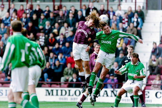 Bläddra bland fler bilder av Fotboll, Skotsk, Heart of Midlothian - Hibernian, 2-1