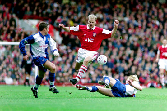 Dennis Bergkamp, Arsenal tar sig förbi Colin Hendry,