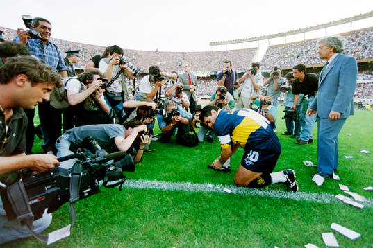 Diego Maradona, Boca Juniors omgiven av fotografer innan