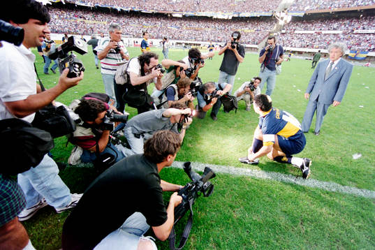 Diego Maradona, Boca Juniors omgiven av fotografer innan