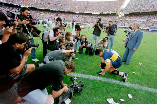Diego Maradona, Boca Juniors omgiven av fotografer innan