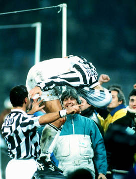 1995-12-03 Fabrizio Ravanelli (med tröjan över huvudet)