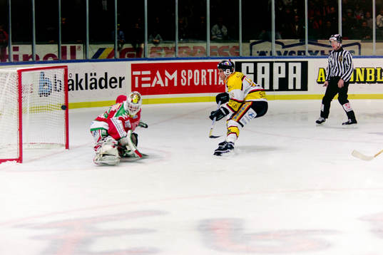Mikael Lindholm, Luleå slår in pucken bakom Mikael