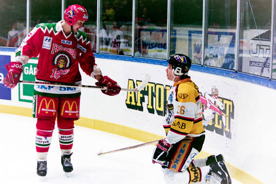 Stefan Larsson, Frölunda i diskussion med Lars Hurtig,