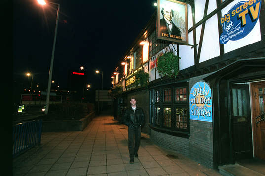 1995-12-10 Niklas Gudmundsson utanför en pub i Blackburn