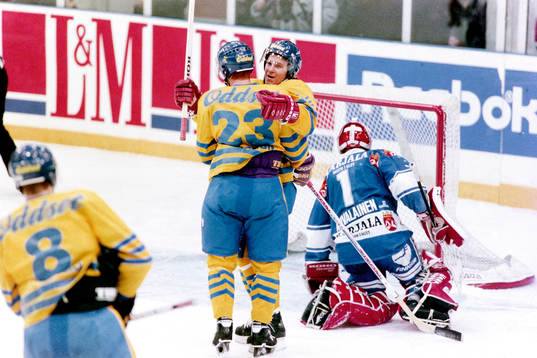 Pucken i mål bakom finlands målvakt Pasi Kuivailainen och