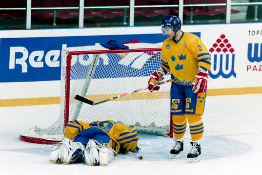 Johan Hedberg, målvakt och Mikael Lindman, Sverige deppar