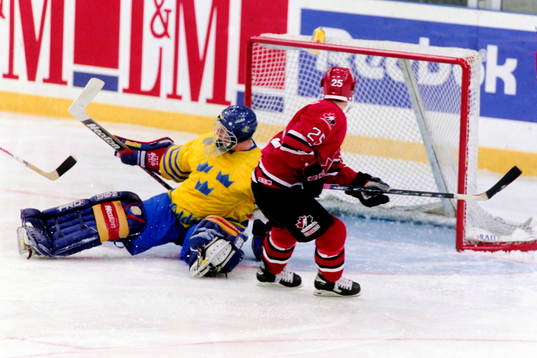Derek Cormier, Kanada framför sveriges målvakt Thomas