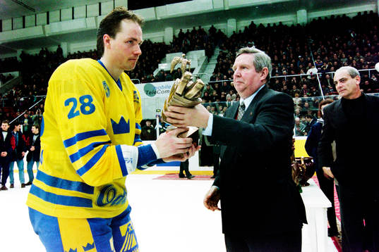 Roger Åkerström, Sverige får pris