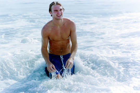 Andreas Andersson badar i havet
