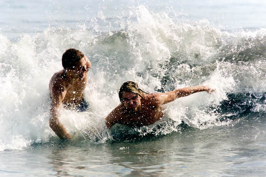 Andreas Andersson badar i havet