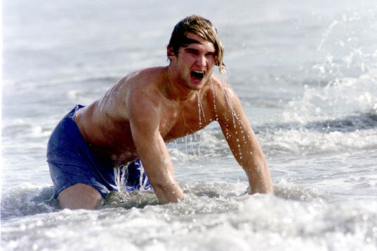 Andreas Andersson badar i havet