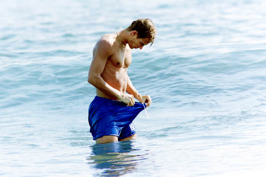 Niclas Alexandersson badar i havet