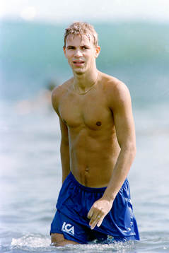 Niclas Alexandersson badar i havet