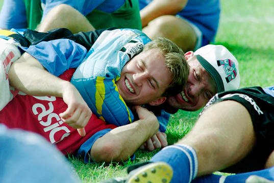 Thomas Ravelli och Erik Wahlstedt brottas