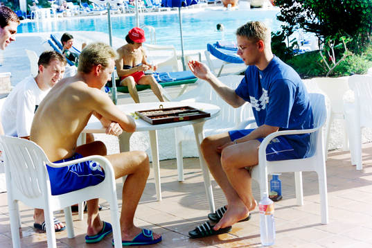 Stefan Lindqvist och Mikael Nilsson vid poolen