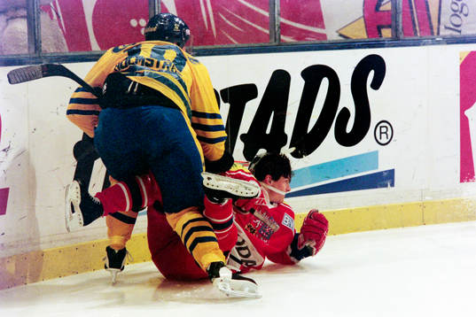 Tomas Holmström, Sverige i en närkamp